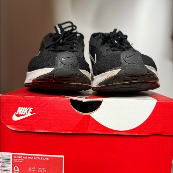 Nike Air Max INTRLK Black and White Sneakers Size 9 (used) - Picture 9 of 9